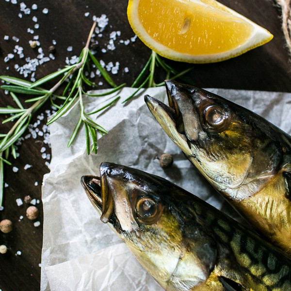 Скумбрия холодного копчения с головой 