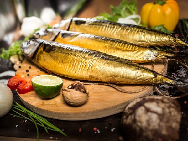 Скумбрия холодного копчения с головой 