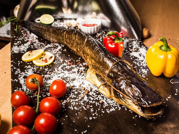 Сом горячего копчения